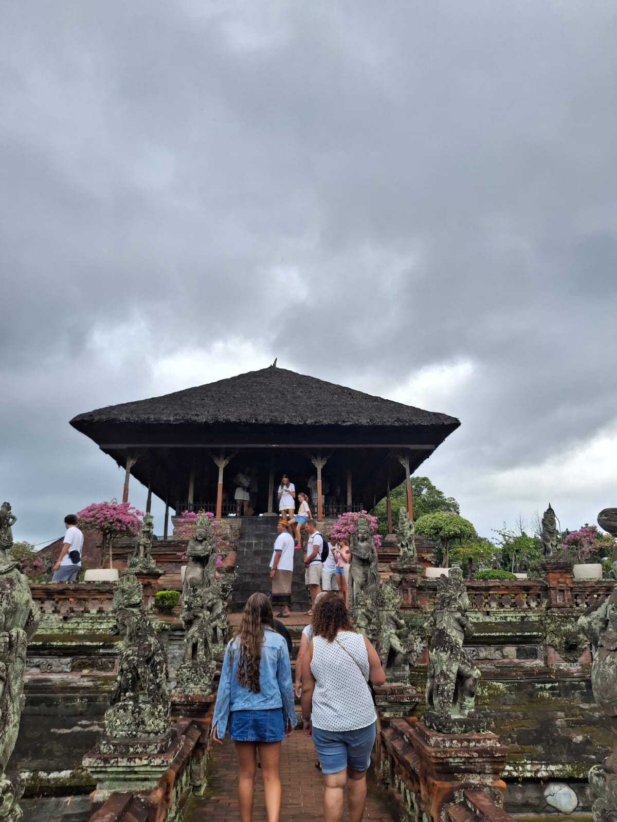 Kerta Gosa Ramai Dikunjungi Rombongan Wisatawan Mancanegara di Pagi Hari