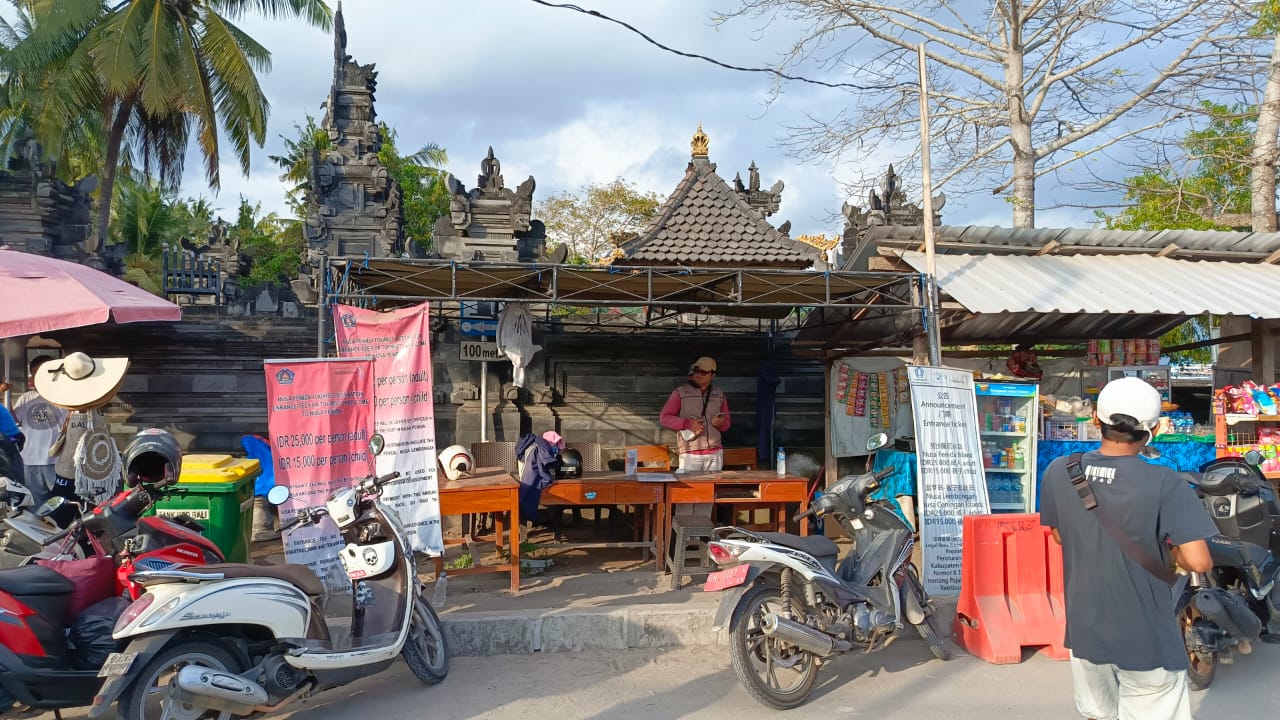 Monitoring Pemungutan Retribusi Tempat Rekreasi dan Pariwisata di Pos Pelabuhan Banjar Nyuh, Nusa Penida