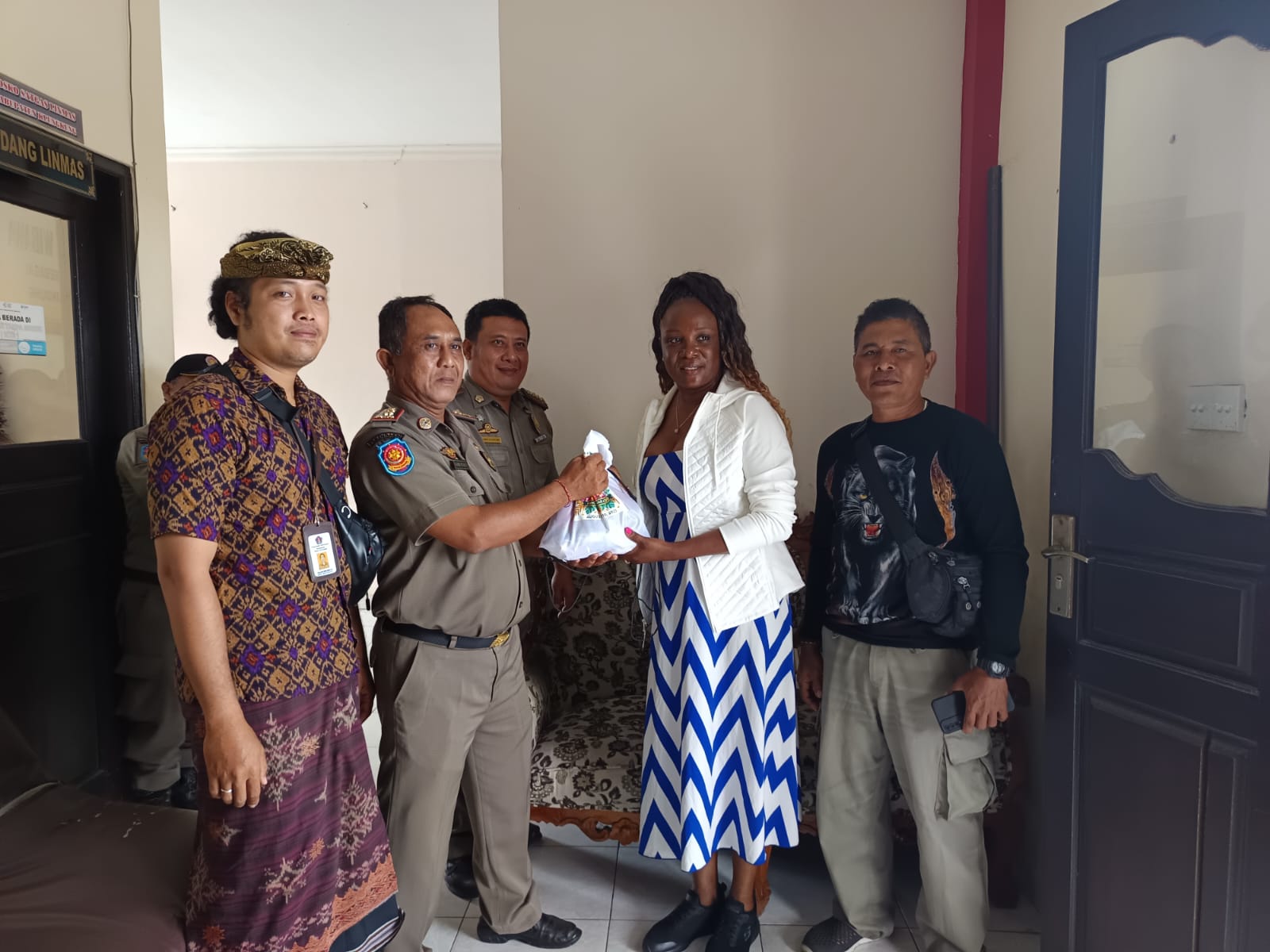 Serah Terima Barang Milik Wisatawan Asal Amerika yang Tertinggal di Obyek Wisata Kerta Gosa