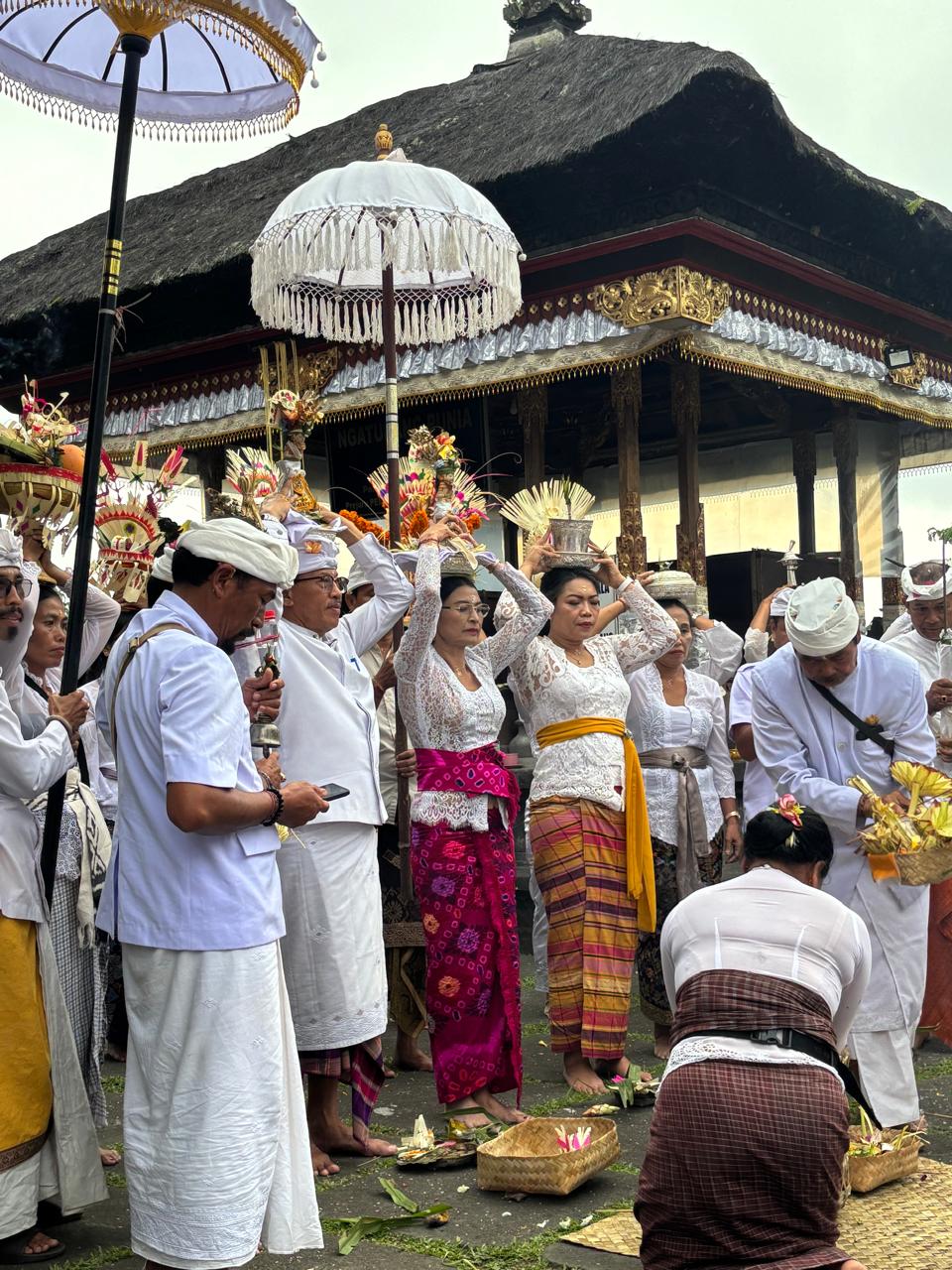 Kepala Dinas Pariwisata Klungkung Ikut Serta dalam Upacara “Nedunang Ide Betare” pada Karya Aci Pengenteg Jagat di Pura Gelap Besakih