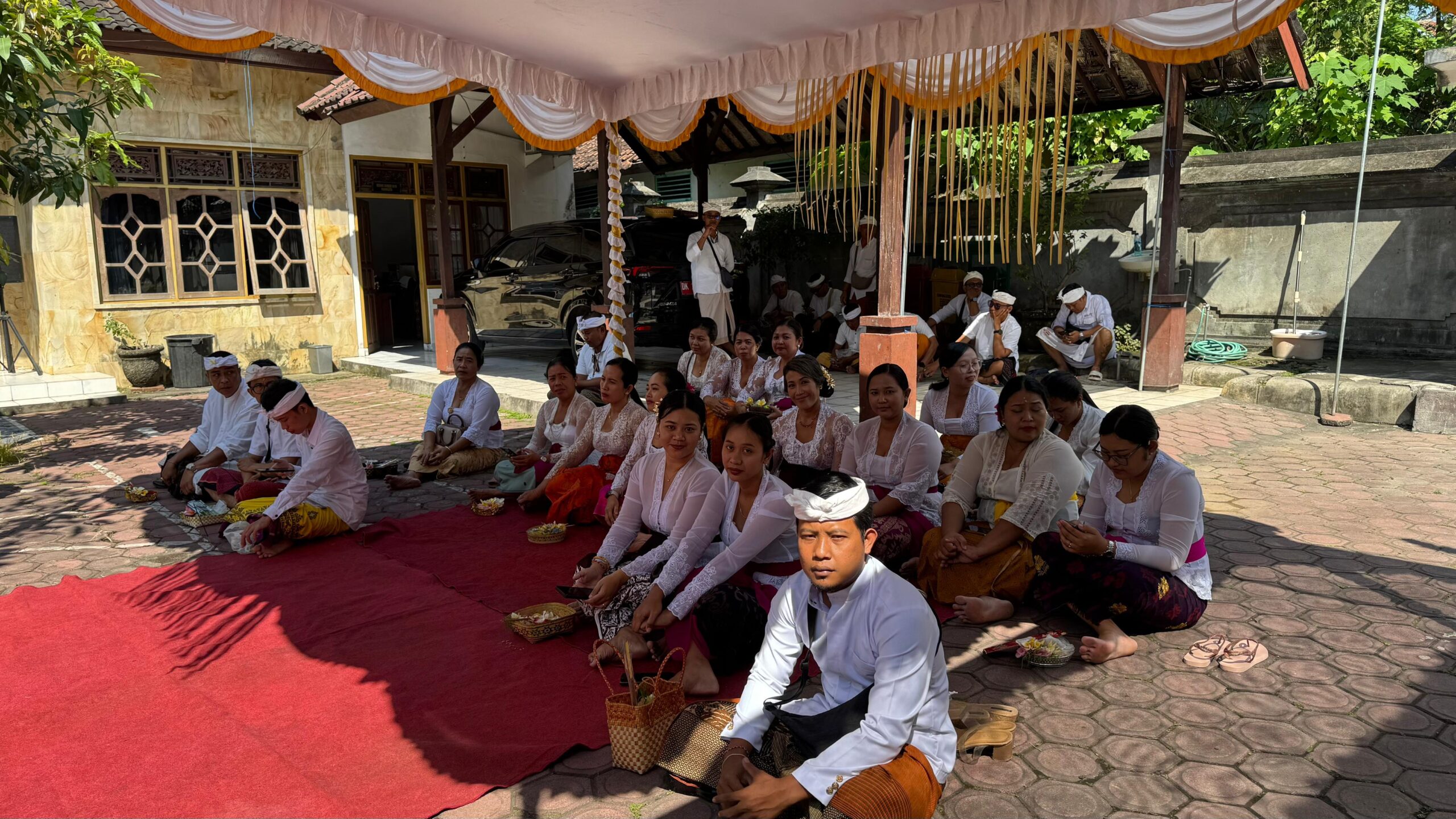 Dinas Pariwisata Klungkung Melaksanakan Dudonan Odalan di Padmasana Kantor dan Padmasana Graha Sanggraha