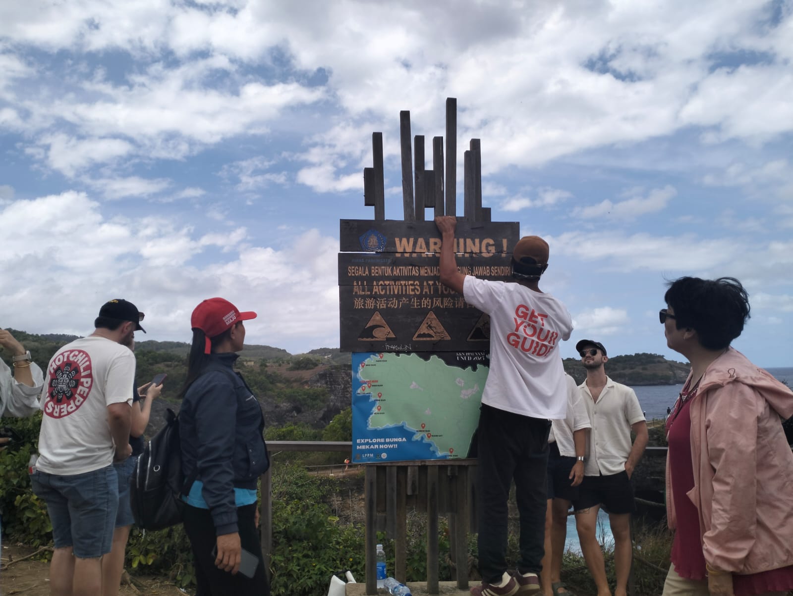 Dinas Pariwisata Lakukan Pengecekan Aset Papan Peringatan dan Pagar Pembatas di Sejumlah ODTW Nusa Penida