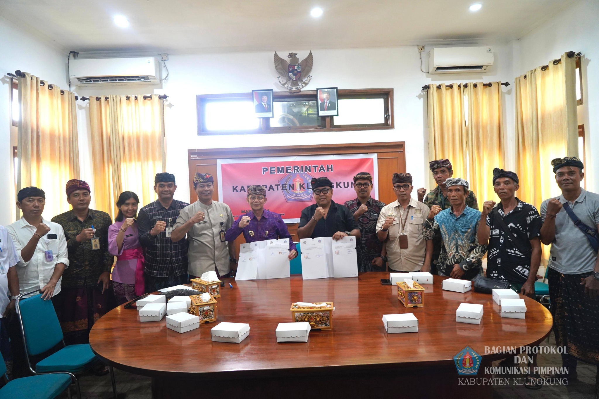 Plt. Dinas Pariwisata Klungkung dampingi Bupati Satria Tandatangani Kerjasama Pengelolaan Tempat Rekreasi Objek Wisata Bukit Teletubbies dengan Desa Adat Sekartaji