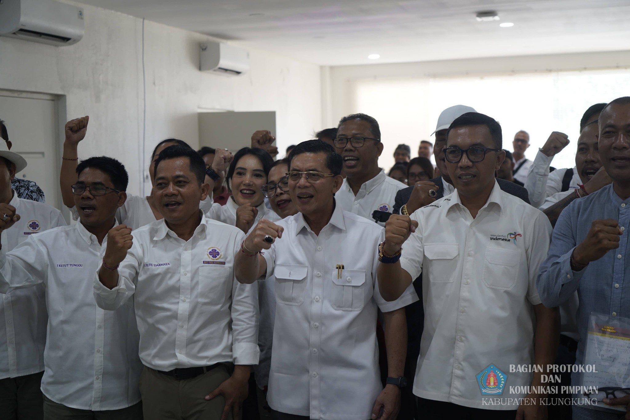 Plt. Kepala Dinas Pariwisata Kabupaten Klungkung mendampingi Bupati Klungkung Buka Rakercab II PHRI Klungkung 2026 di Nusa Penida